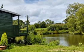 Charming Tranquil Shepherds Hut With Lakeside Balcony 'Roach'