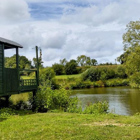 Charming Tranquil Shepherds Hut With Lakeside Balcony 'Roach' Uckfield Exterior foto