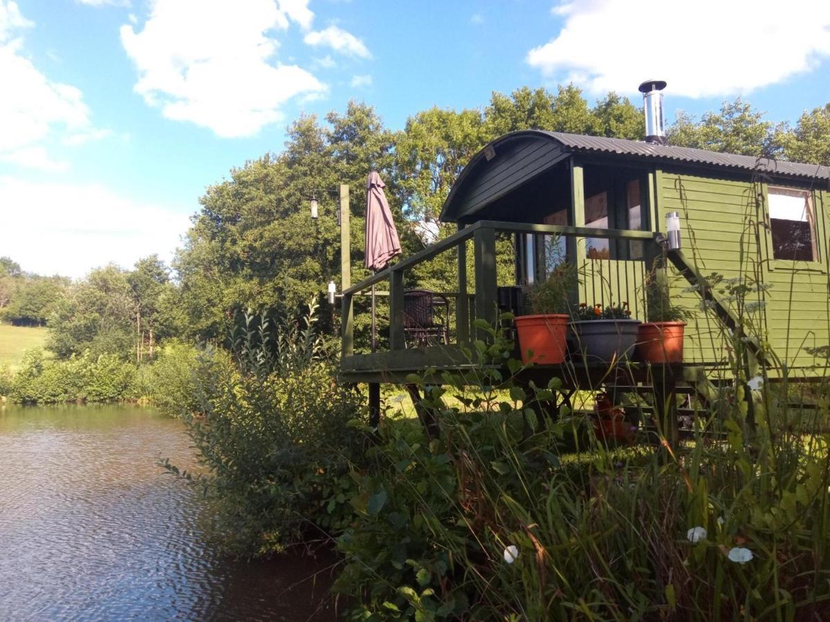 Charming Tranquil Shepherds Hut With Lakeside Balcony 'Roach' Uckfield Exterior foto