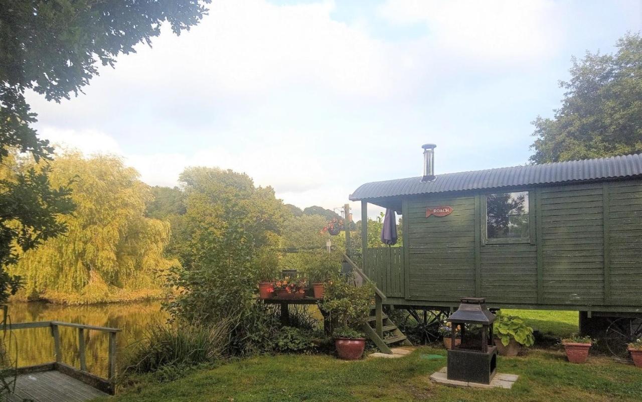 Charming Tranquil Shepherds Hut With Lakeside Balcony 'Roach' Uckfield Exterior foto