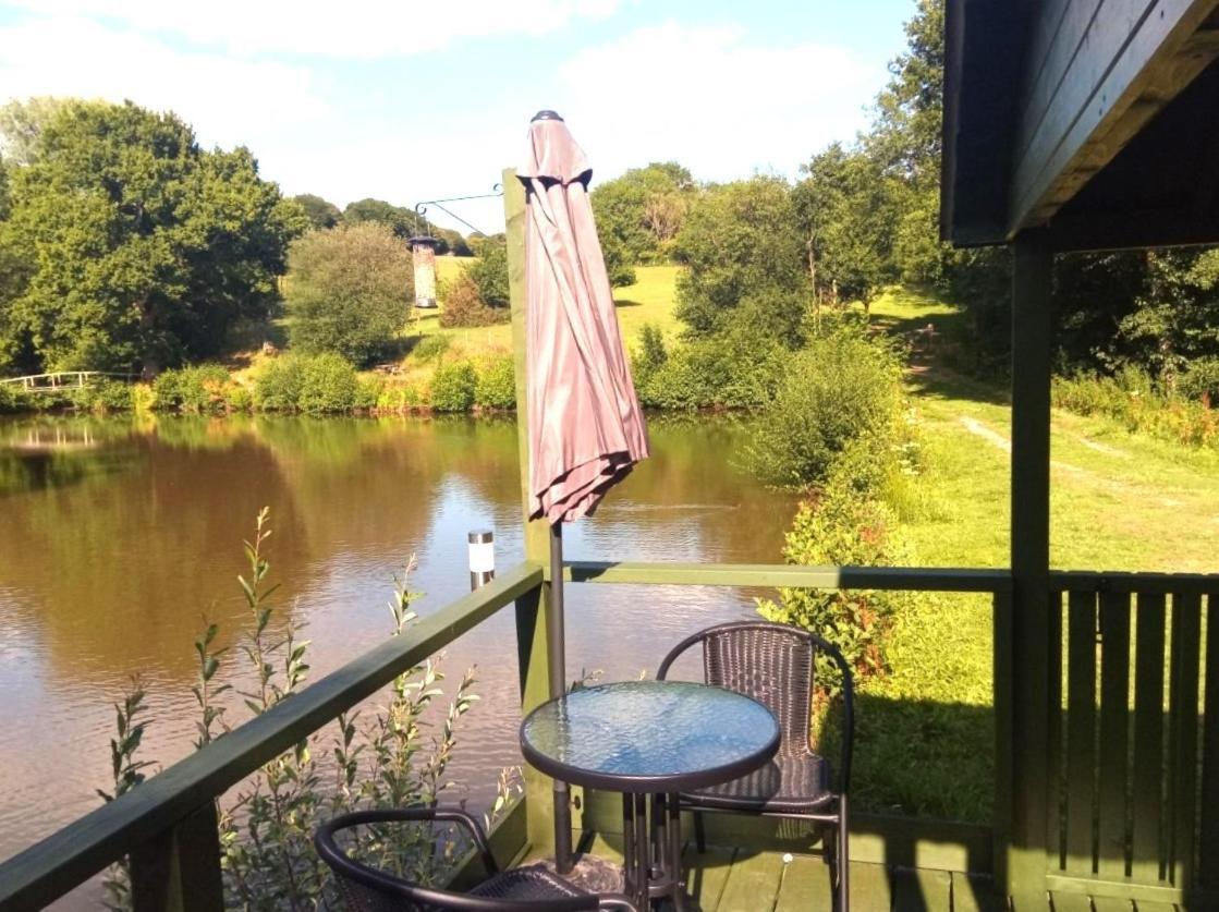 Charming Tranquil Shepherds Hut With Lakeside Balcony 'Roach' Uckfield Exterior foto