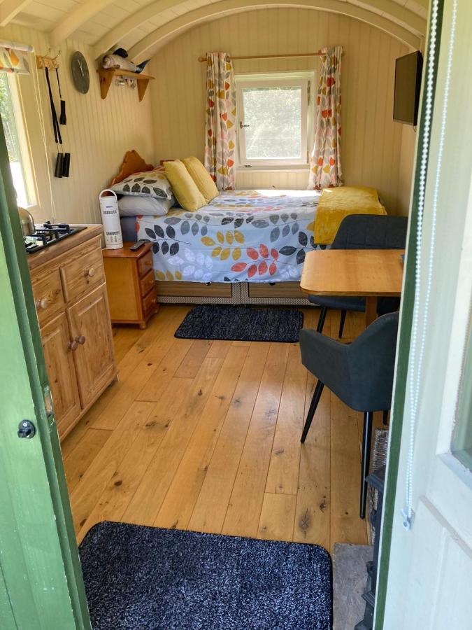 Charming Tranquil Shepherds Hut With Lakeside Balcony 'Roach' Uckfield Exterior foto
