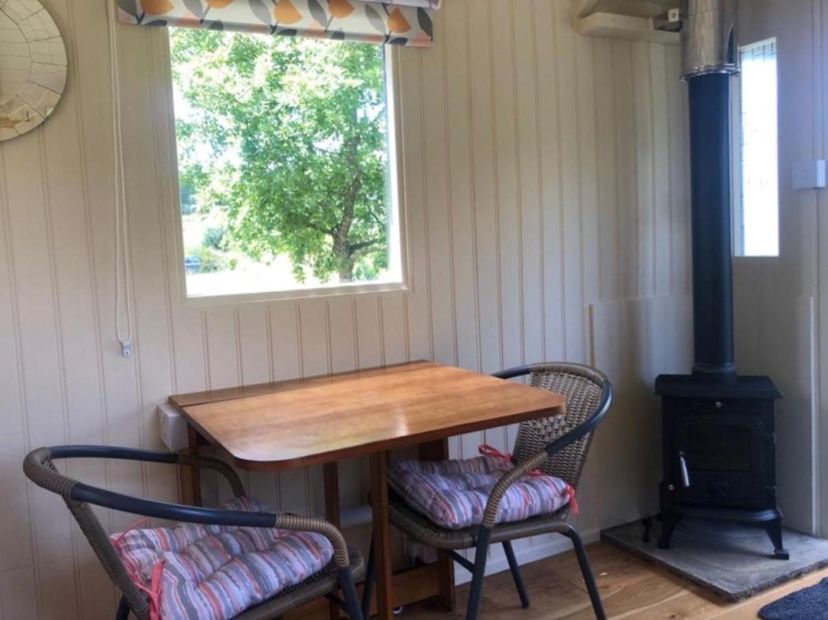 Charming Tranquil Shepherds Hut With Lakeside Balcony 'Roach' Uckfield Exterior foto