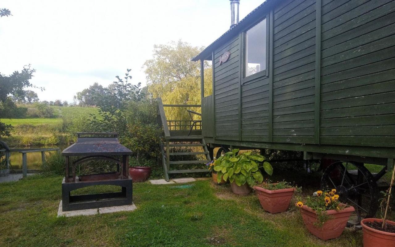 Charming Tranquil Shepherds Hut With Lakeside Balcony 'Roach' Uckfield Exterior foto
