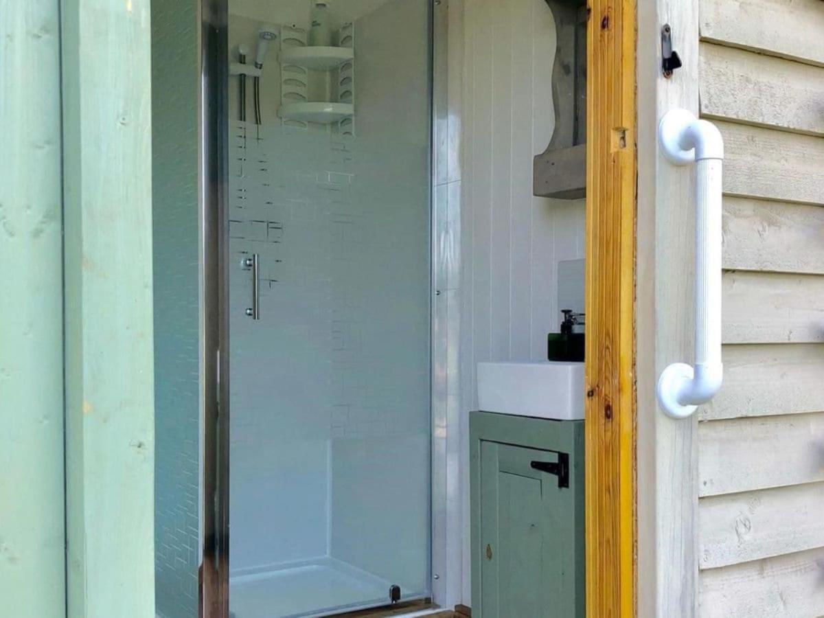 Charming Tranquil Shepherds Hut With Lakeside Balcony 'Roach' Uckfield Exterior foto