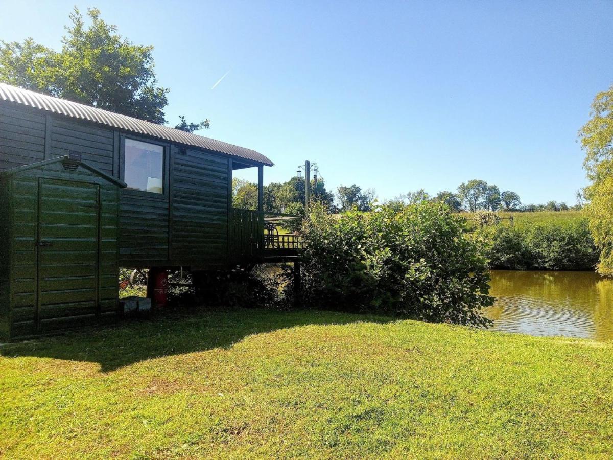 Charming Tranquil Shepherds Hut With Lakeside Balcony 'Roach' Uckfield Exterior foto