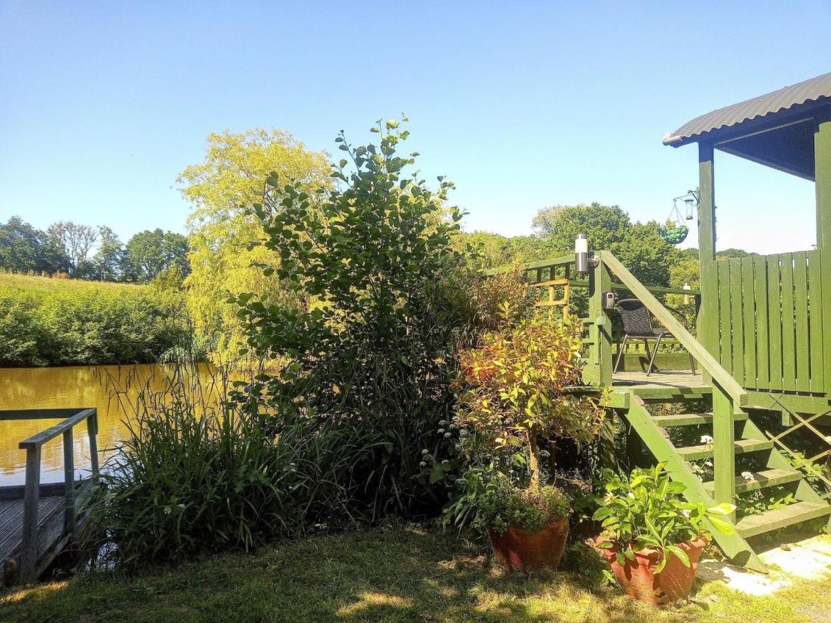 Charming Tranquil Shepherds Hut With Lakeside Balcony 'Roach' Uckfield Exterior foto