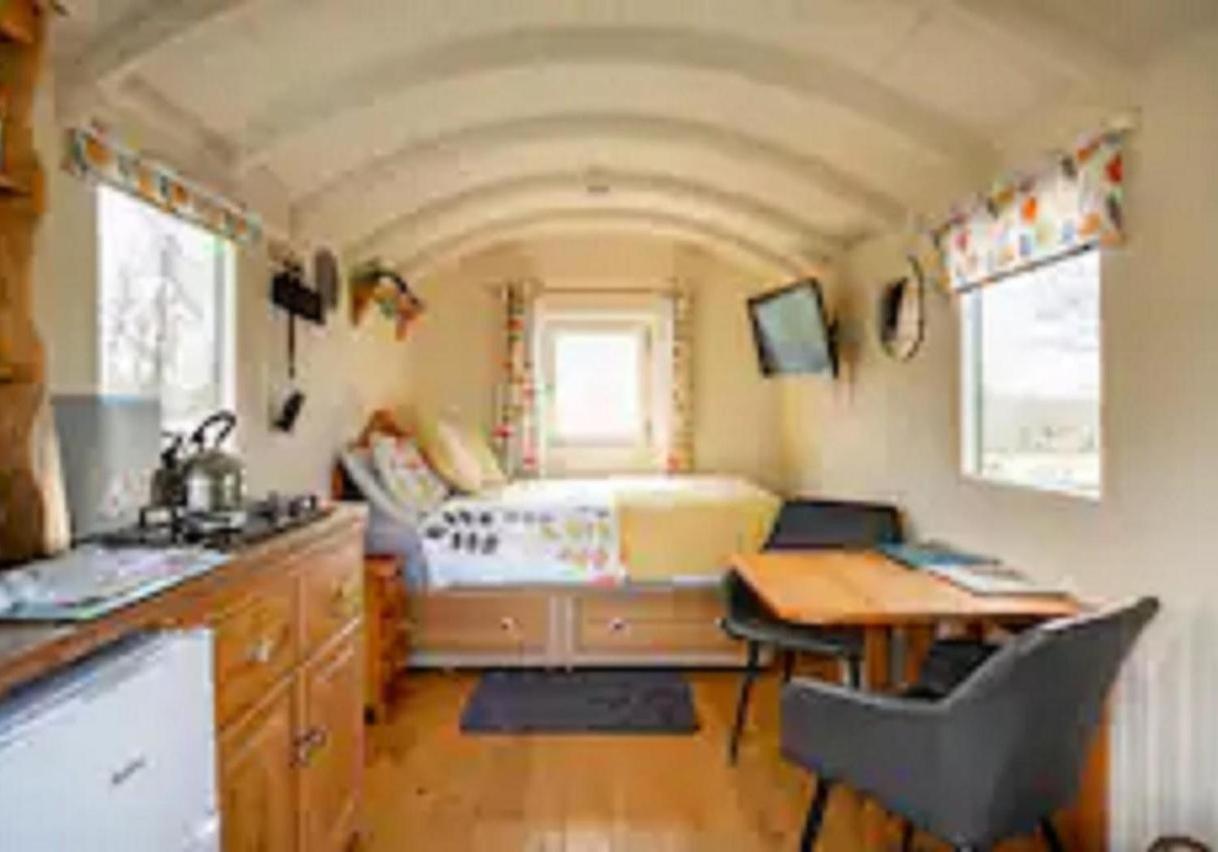 Charming Tranquil Shepherds Hut With Lakeside Balcony 'Roach' Uckfield Exterior foto