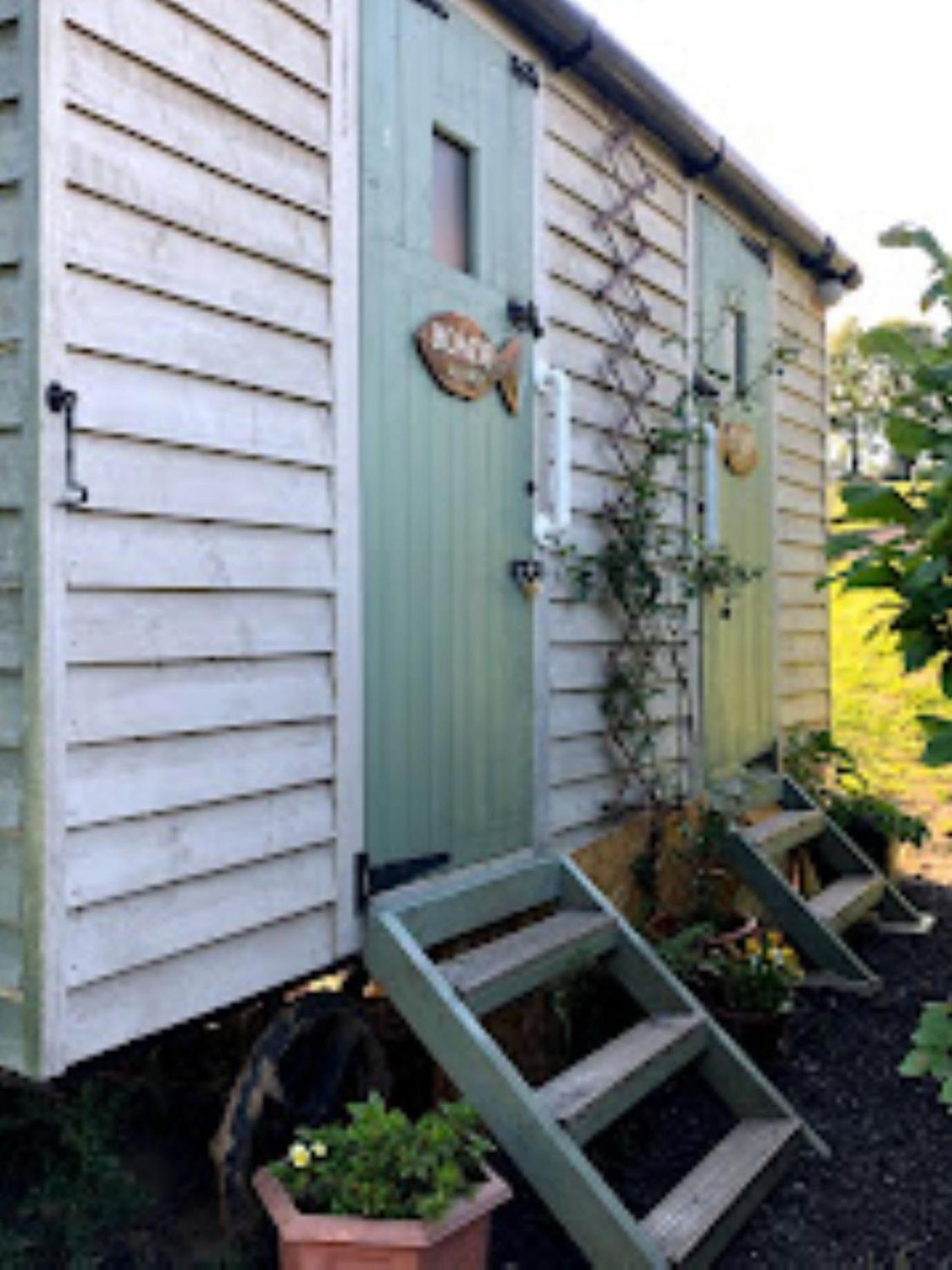 Charming Tranquil Shepherds Hut With Lakeside Balcony 'Roach' Uckfield Exterior foto