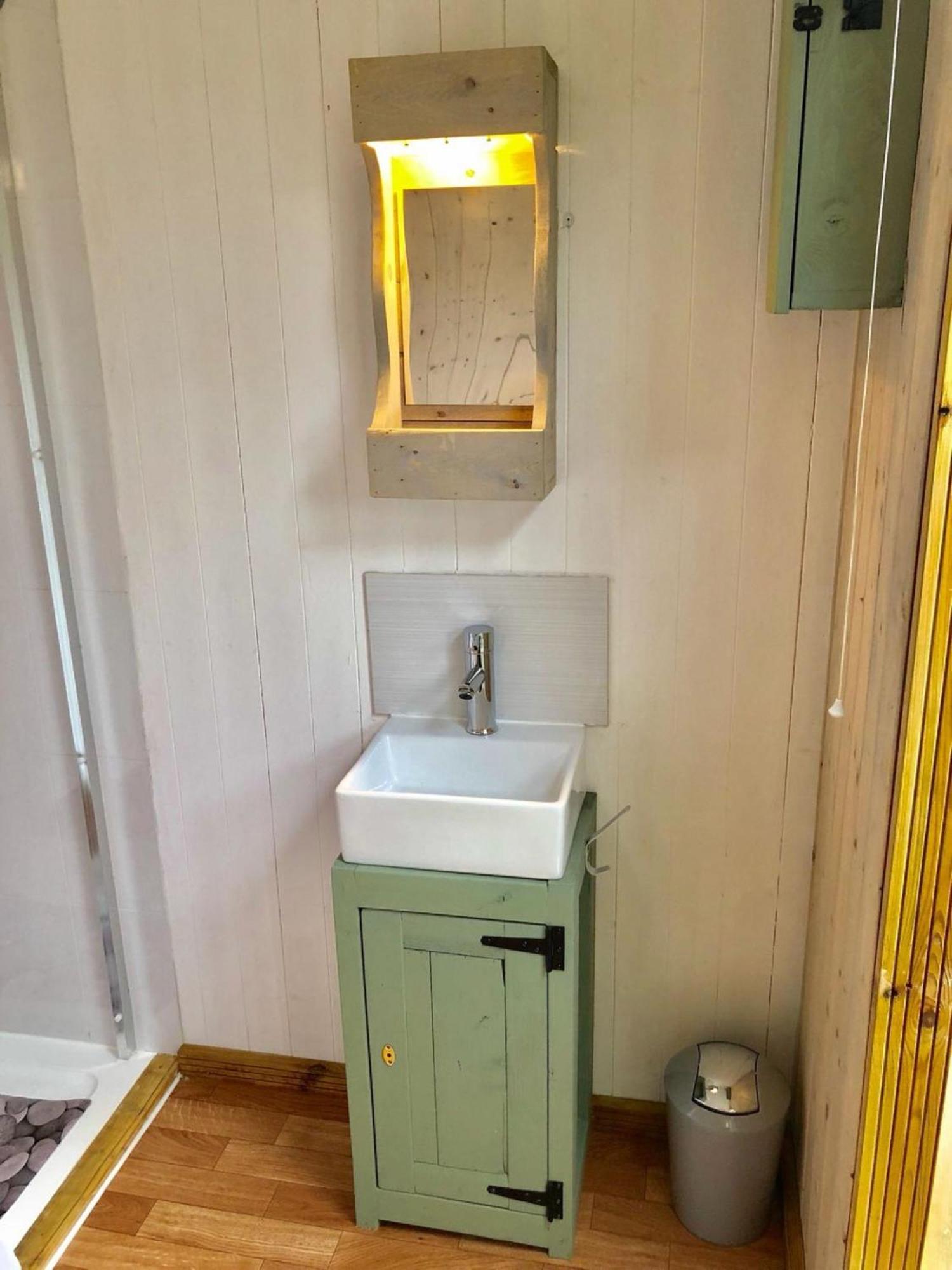 Charming Tranquil Shepherds Hut With Lakeside Balcony 'Roach' Uckfield Exterior foto