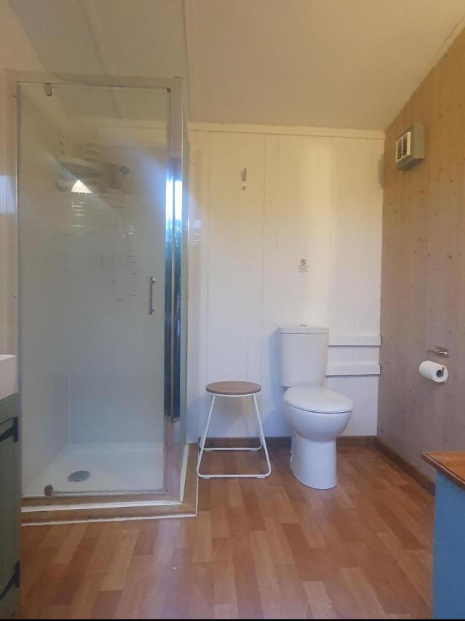 Charming Tranquil Shepherds Hut With Lakeside Balcony 'Roach' Uckfield Exterior foto