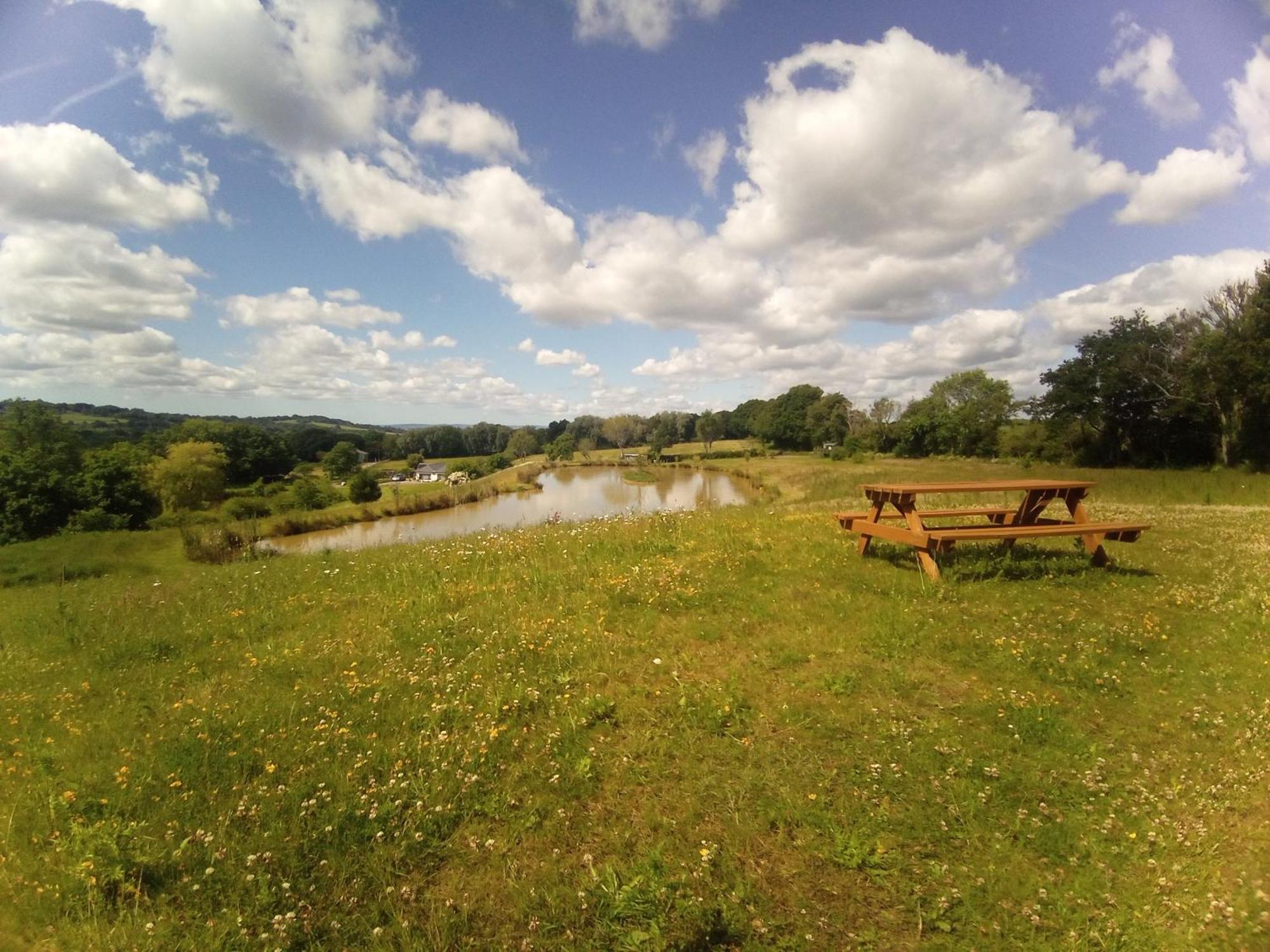 Charming Tranquil Shepherds Hut With Lakeside Balcony 'Roach' Uckfield Exterior foto